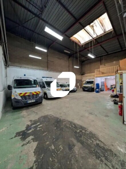 Flex in Noisy-le-Grand for lease - Interior Photo - Image 2 of 4