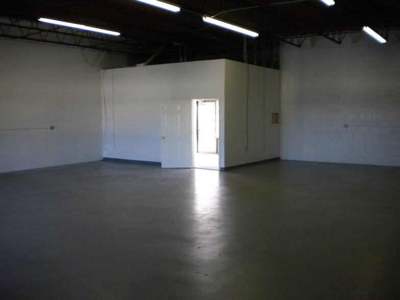 5 Industrial Dr, Ellington, CT for lease - Building Photo - Image 3 of 4