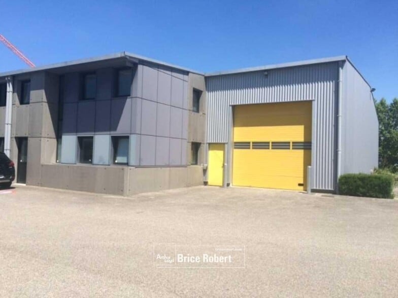 Office in Vaulx-en-Velin for lease - Building Photo - Image 2 of 4