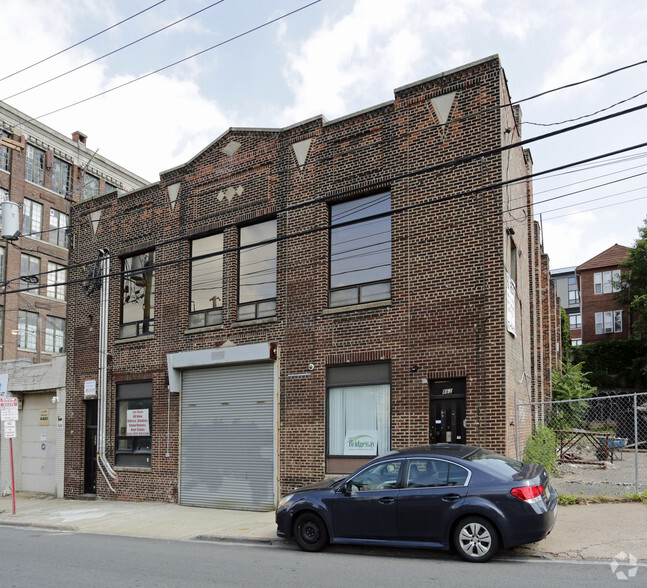 862-864 Newark Ave, Jersey City, NJ for lease - Primary Photo - Image 1 of 5