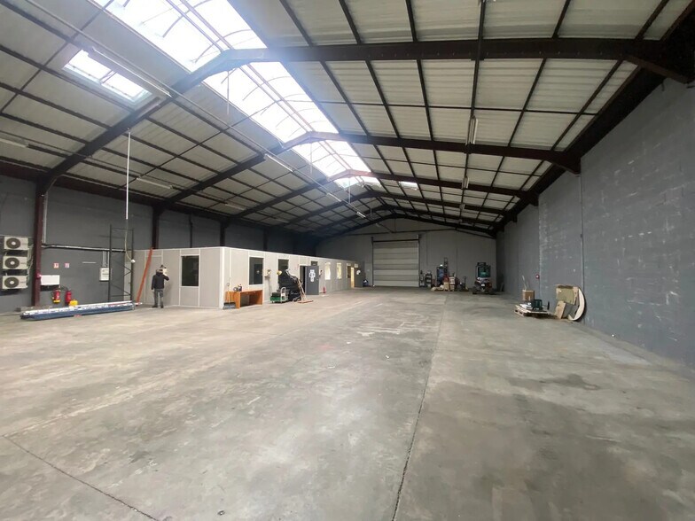 Flex in Brignais for lease - Interior Photo - Image 2 of 3