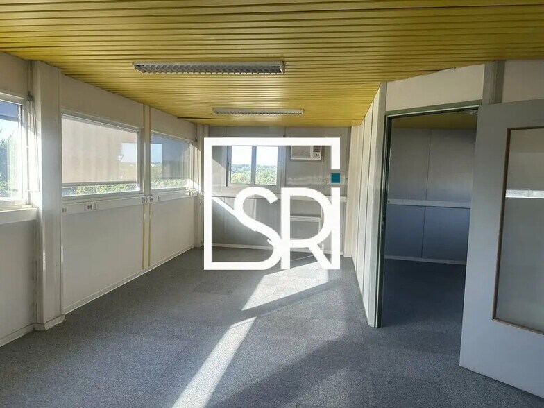 Retail in Abrest for sale - Interior Photo - Image 3 of 10