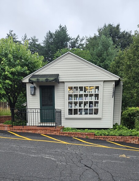 1-3 Brick Walk Ln, Farmington, CT for lease - Building Photo - Image 2 of 4