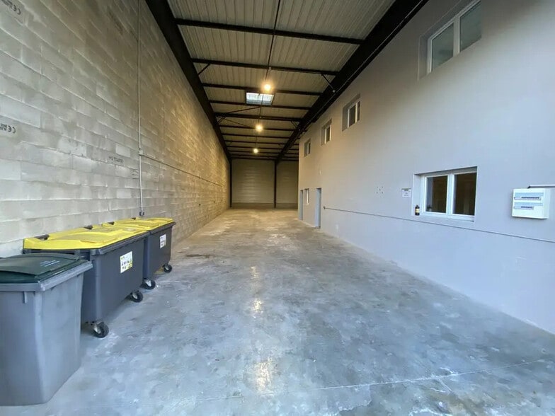 Flex in Reims for lease - Building Photo - Image 1 of 7