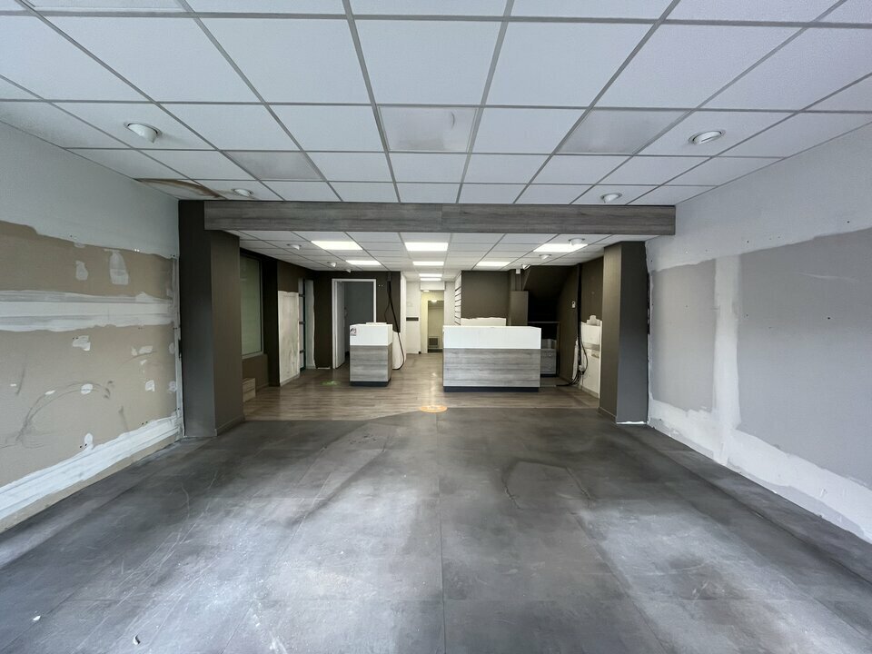 Retail in Chasselay for lease Interior Photo- Image 1 of 2