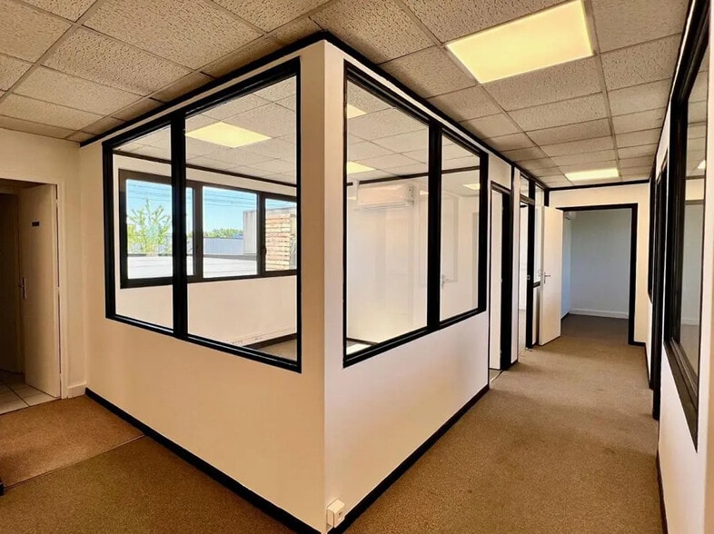 Office in Antony for lease - Interior Photo - Image 3 of 9