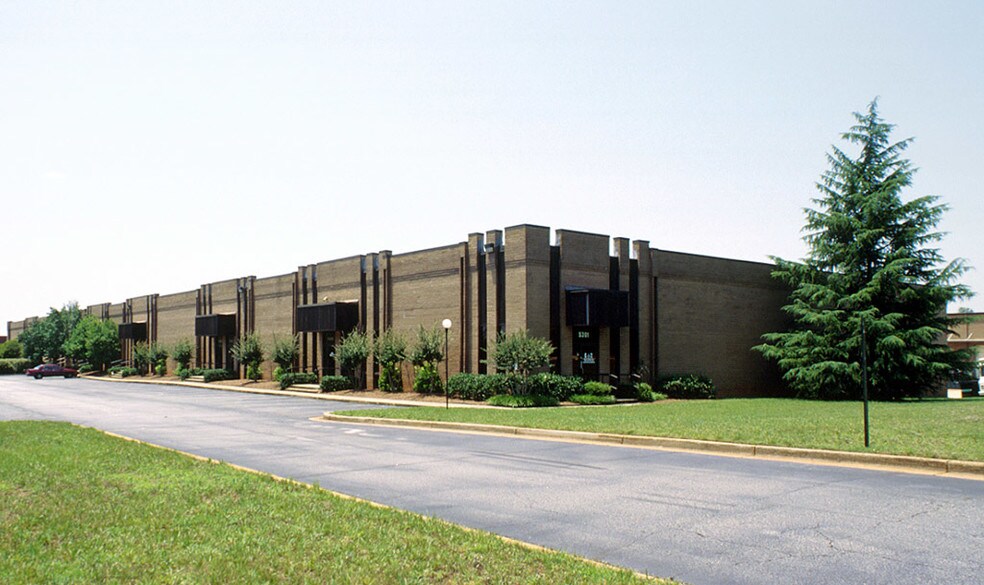 5301-5327 Dividend Dr, Decatur, GA for lease - Building Photo - Image 2 of 6
