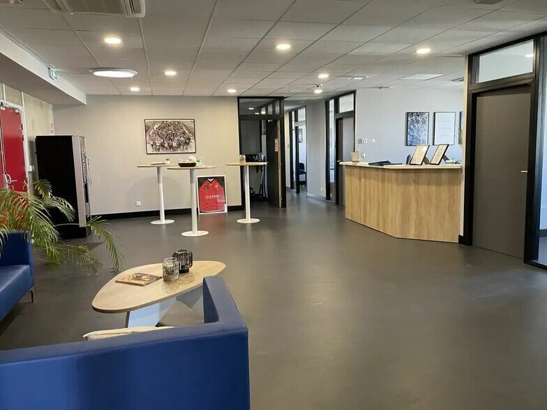 Office in Valence for lease - Building Photo - Image 2 of 6