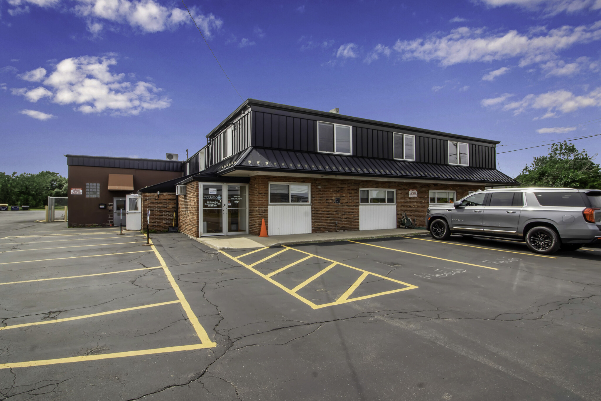 600 Cayuga Rd, Cheektowaga, NY for lease Building Photo- Image 1 of 11