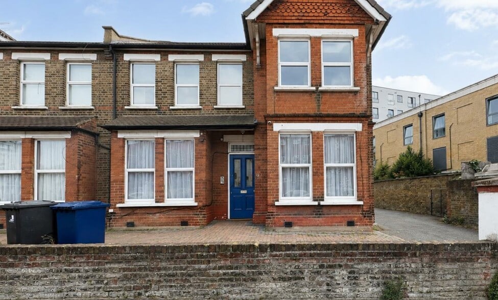 39 Broughton Rd, London for lease - Primary Photo - Image 1 of 5