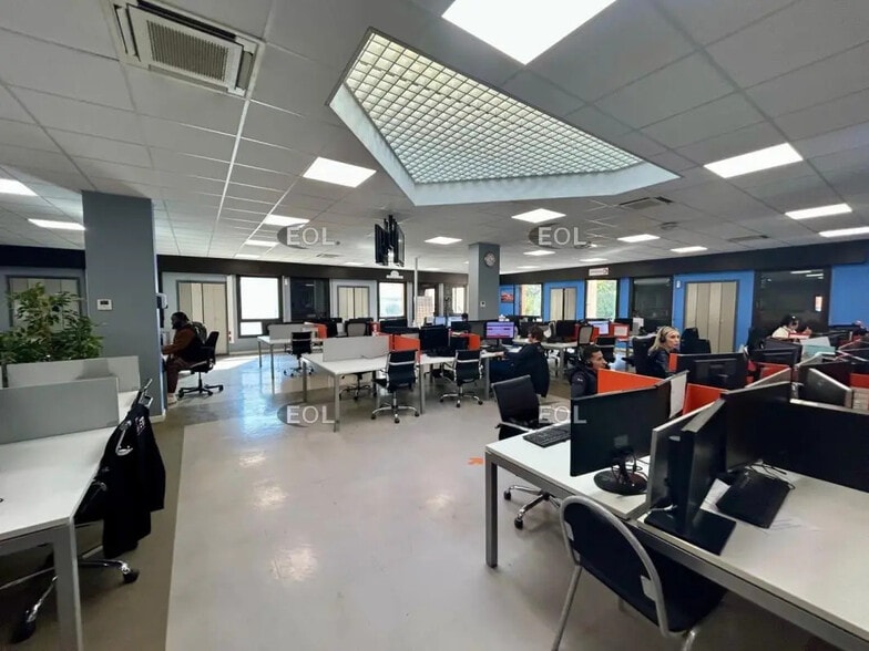 Office in Marseille for lease - Building Photo - Image 1 of 14