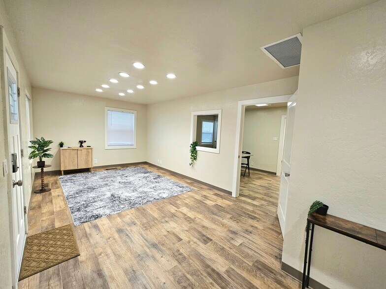 18 Williamsburg Ln, Chico, CA for lease - Building Photo - Image 2 of 8