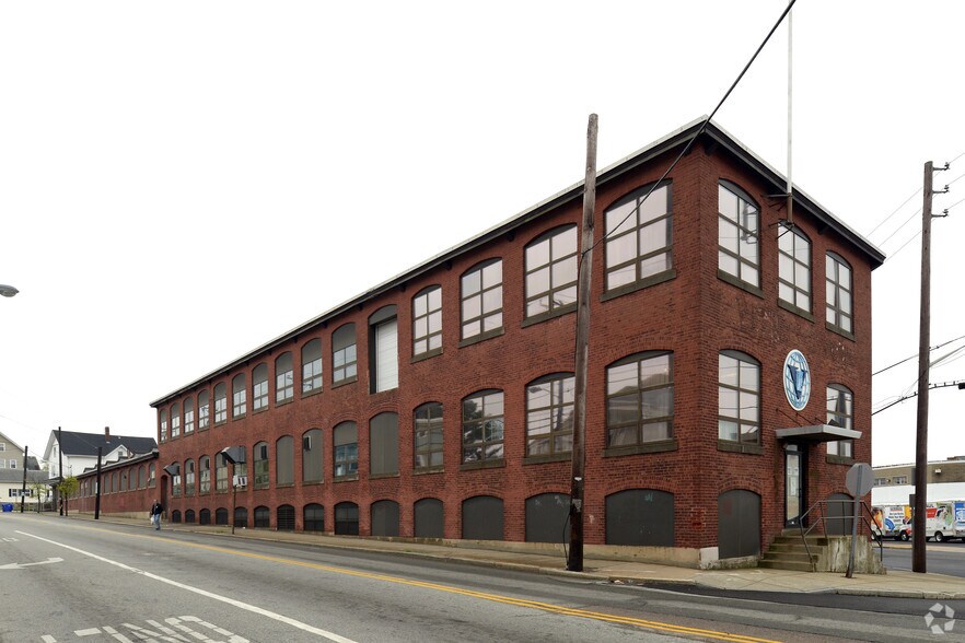 881 Main St, Pawtucket, RI for sale - Primary Photo - Image 1 of 1