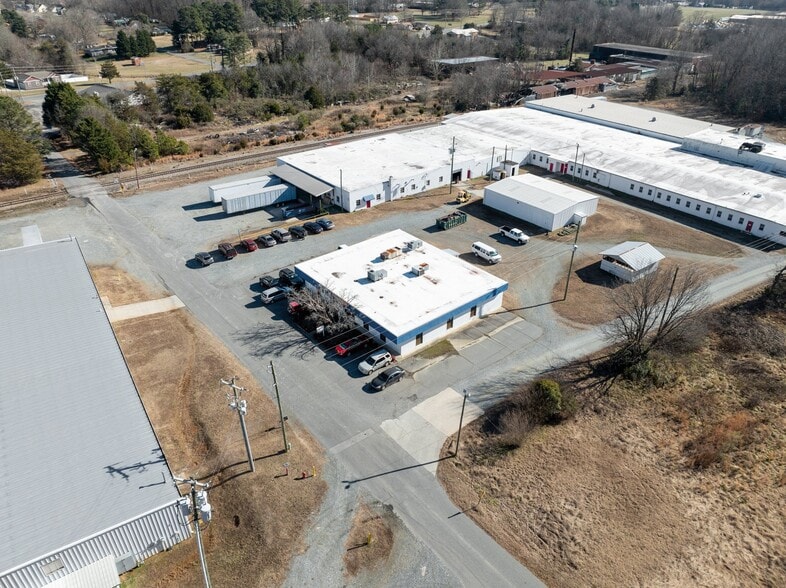 206 E Frazier Ave, Liberty, NC for lease - Building Photo - Image 2 of 9