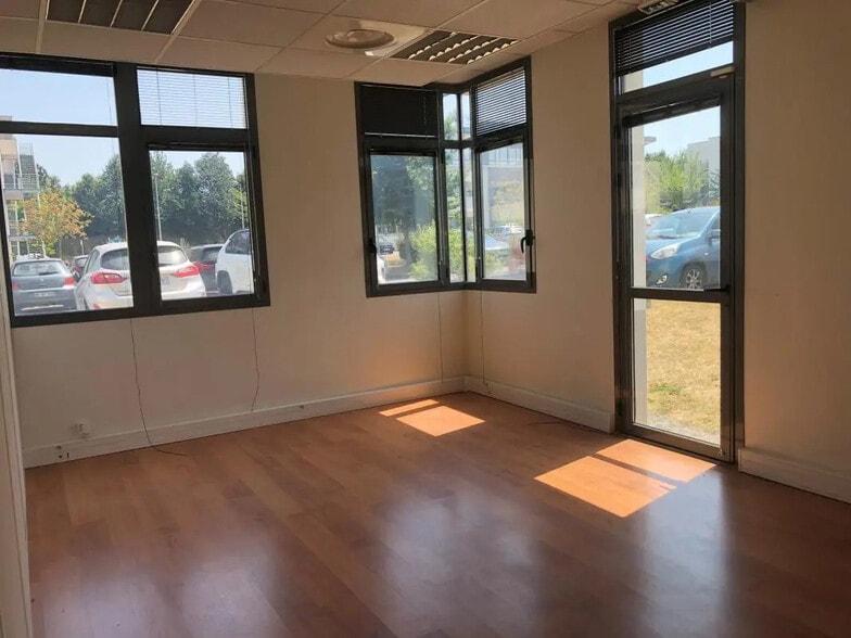 Office in Saint-Grégoire for sale - Interior Photo - Image 2 of 5