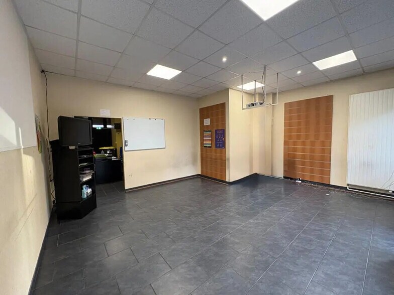Retail in Le Havre for lease - Interior Photo - Image 2 of 4