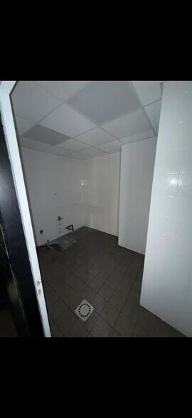 Retail in Saint-Ouen-sur-Seine for lease - Interior Photo - Image 3 of 8