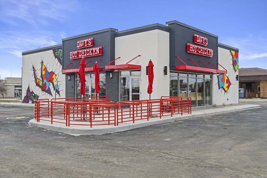 4215 W Wisconsin Ave, Appleton, WI for sale - Building Photo - Image 1 of 8