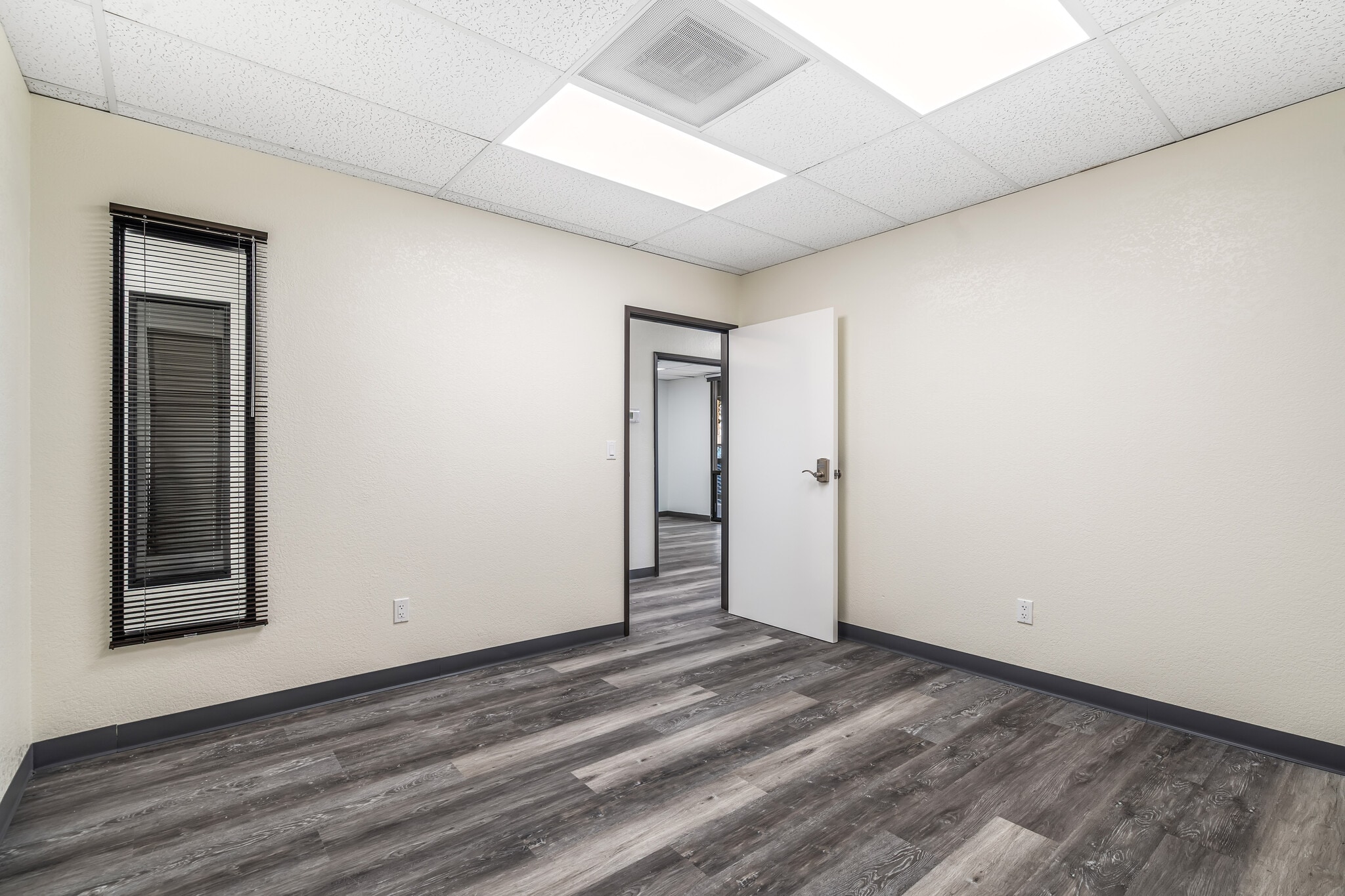 2825 E Tahquitz Canyon Way, Palm Springs, CA for lease Interior Photo- Image 1 of 2