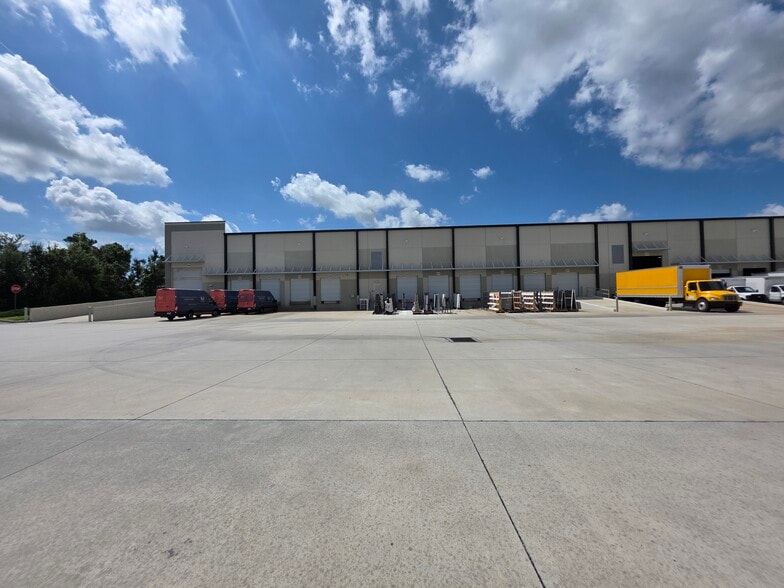 1010 Crews Commerce Dr, Orlando, FL for lease - Building Photo - Image 3 of 16