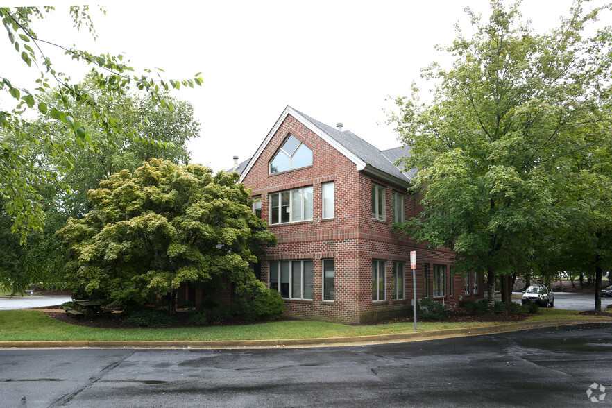 5040 Sadler Pl, Glen Allen, VA for lease - Building Photo - Image 3 of 11