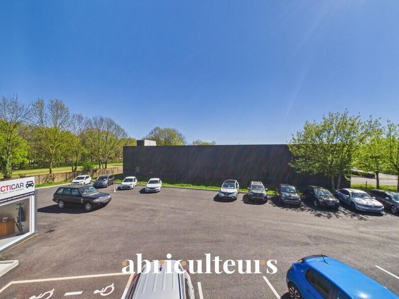 Retail in Luisant for lease - Building Photo - Image 3 of 15