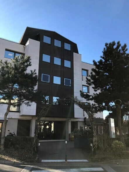 Office in Saint-Gratien for lease - Building Photo - Image 2 of 13