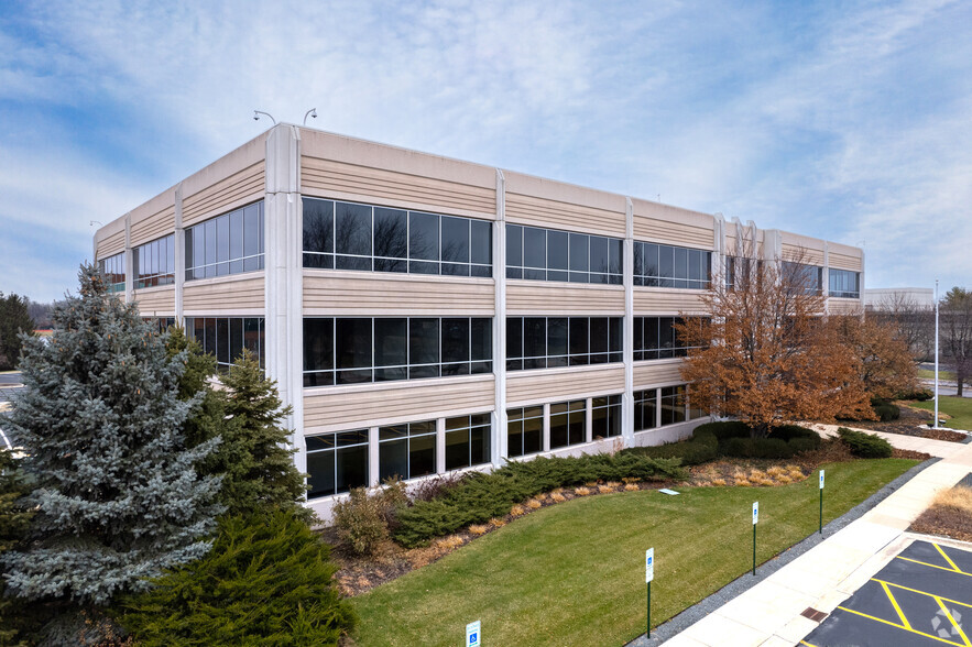 1955 W Field Ct, Lake Forest, IL for lease - Building Photo - Image 1 of 11