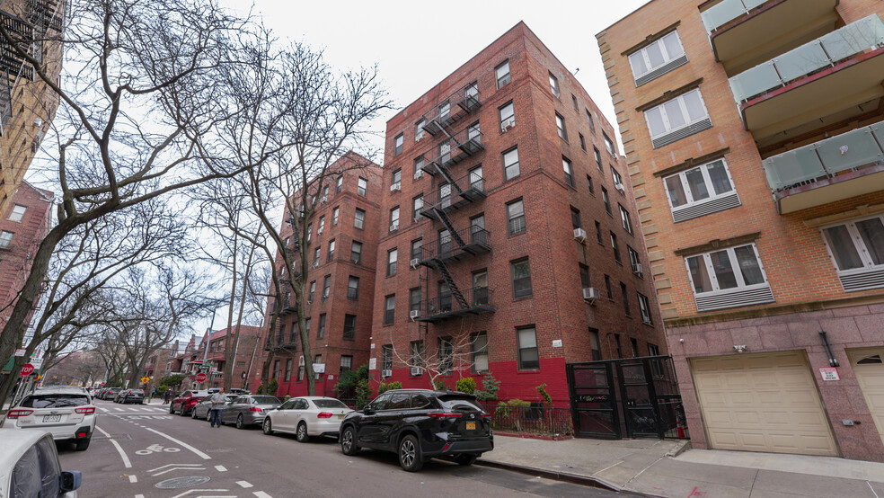 8520 Elmhurst Ave, Elmhurst, NY for sale - Building Photo - Image 3 of 6