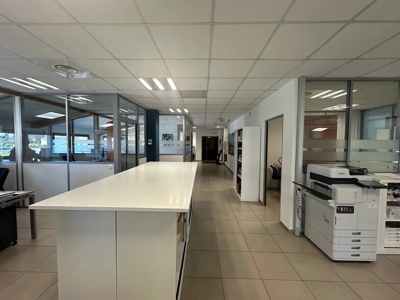 Retail in Le Tholonet for lease - Interior Photo - Image 2 of 5