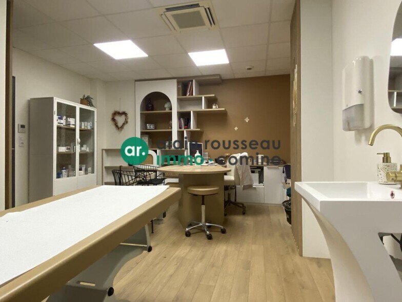 Office in Angers for lease - Interior Photo - Image 2 of 5