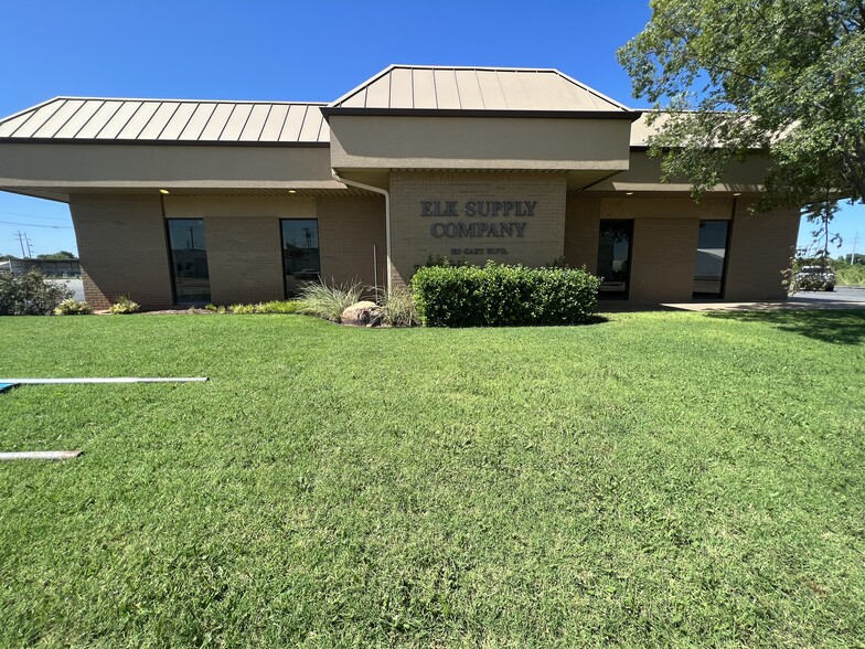 103 E Gary Blvd, Clinton, OK for sale - Primary Photo - Image 1 of 20