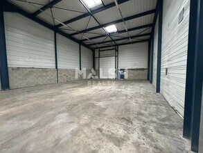 Flex in Décines-Charpieu for lease Interior Photo- Image 1 of 3