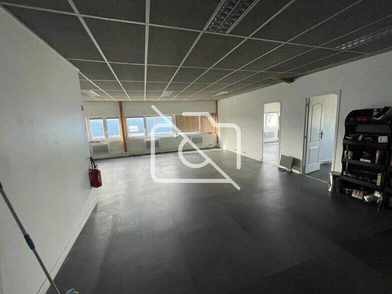 Industrial in Pontault-Combault for sale - Interior Photo - Image 3 of 5