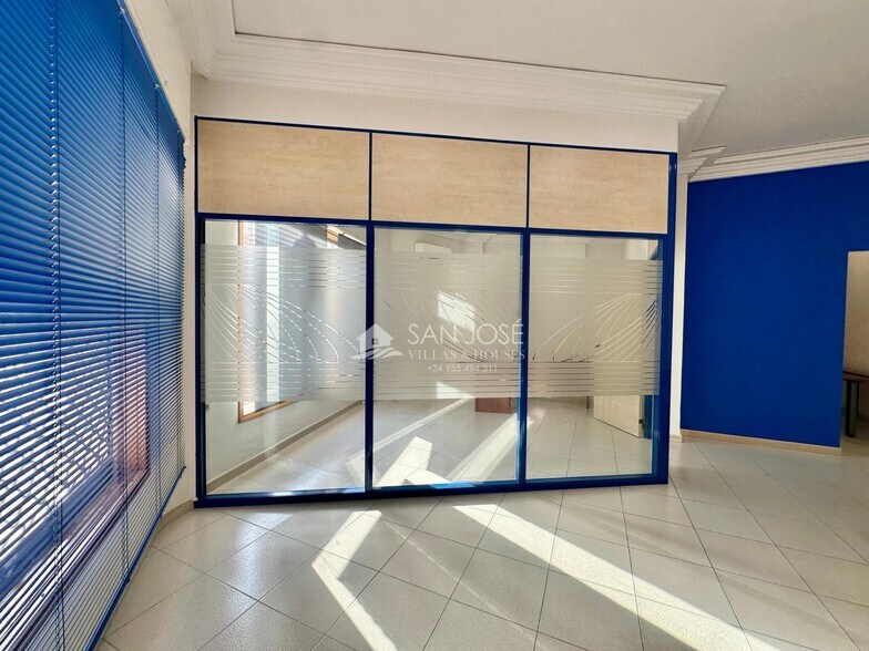 Retail in Alicante for lease - Building Photo - Image 2 of 9