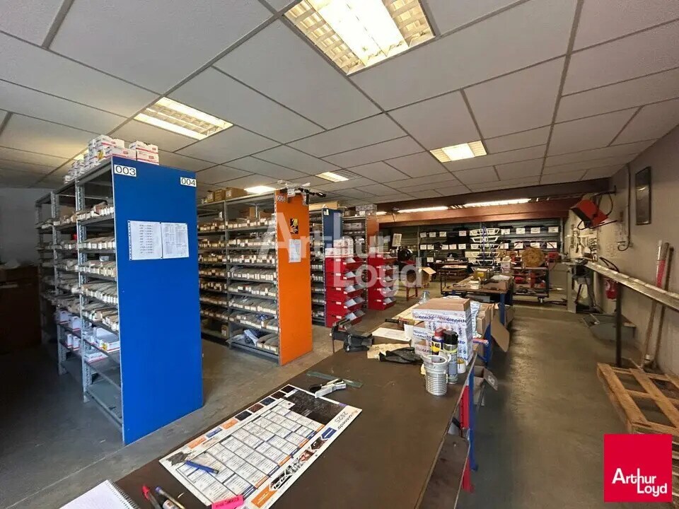 Retail in Villebarou for lease Interior Photo- Image 1 of 5