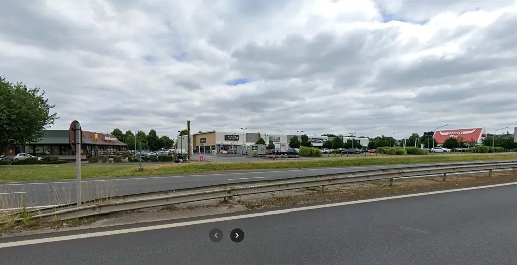Retail in Mareuil-lès-Meaux for lease Building Photo- Image 1 of 3