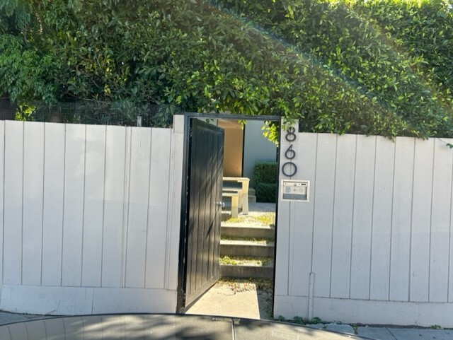 860 Brooks Ave, Venice, CA for lease - Building Photo - Image 3 of 11