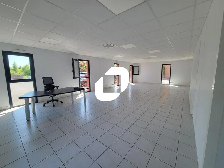 Office in Vertou for lease - Interior Photo - Image 2 of 3