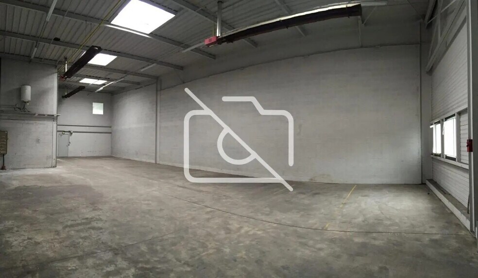 Flex in Chelles for lease - Interior Photo - Image 1 of 5