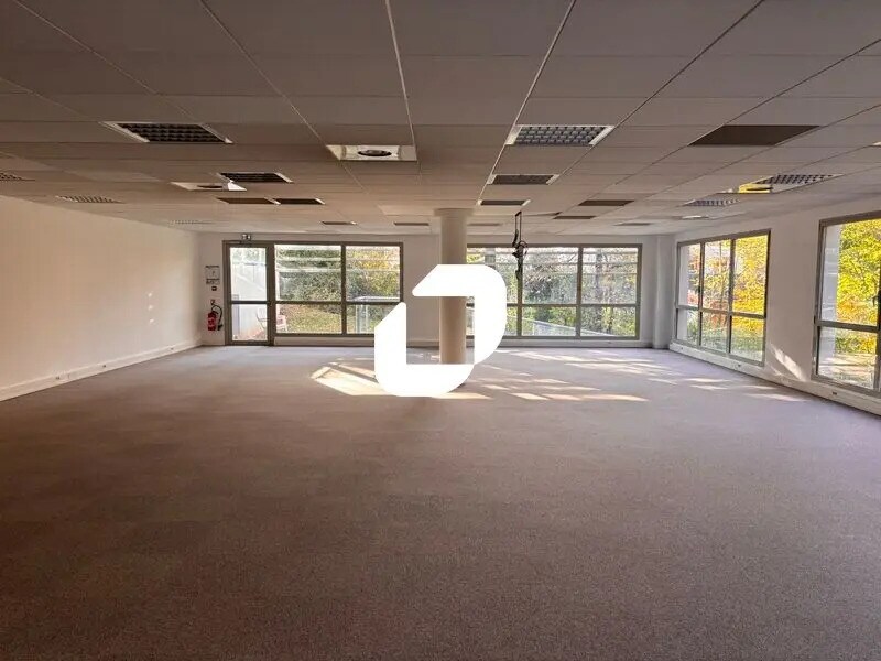 Office in Écully for lease Building Photo- Image 1 of 23