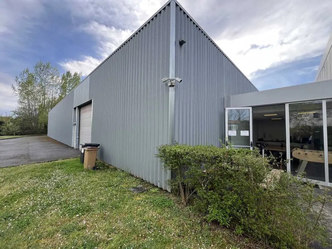 Office in Le Haillan for lease Building Photo- Image 1 of 11