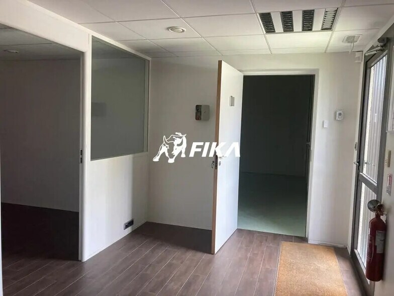 Flex in Colomiers for lease - Interior Photo - Image 2 of 16