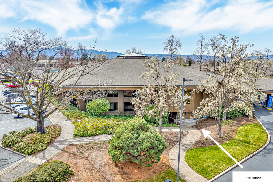 601 Crater Lake Ave, Medford, OR for lease - Building Photo - Image 2 of 8