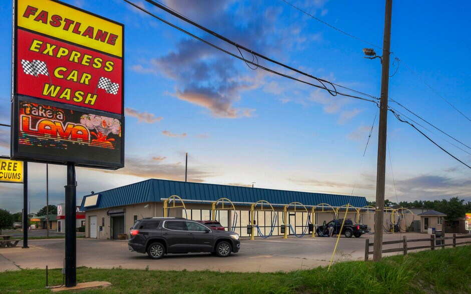 924 E 30th Ave, Hutchinson, KS for sale - Primary Photo - Image 1 of 1