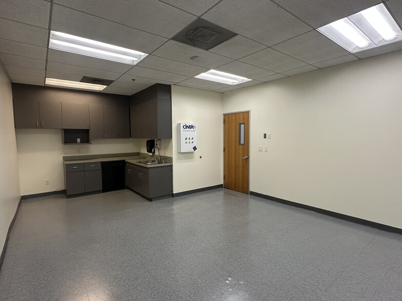 7925 Crossway Dr, Pico Rivera, CA for lease - Building Photo - Image 3 of 14