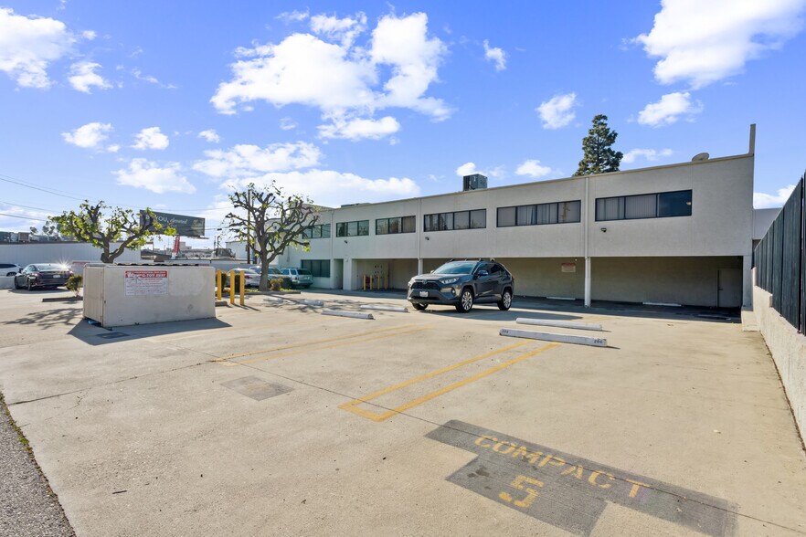 17037 Chatsworth St, Granada Hills, CA for sale - Building Photo - Image 2 of 9