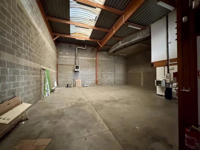 Flex in Goussainville for lease - Interior Photo - Image 1 of 7