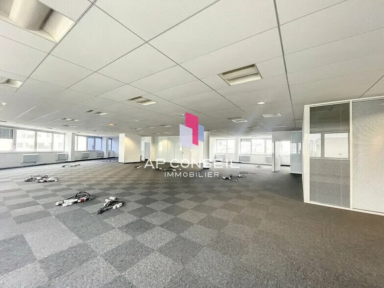 Office in Montigny-le-Bretonneux for lease - Interior Photo - Image 2 of 4
