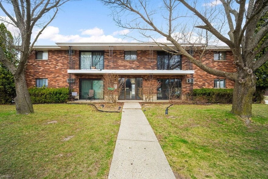 9015 N 96th St, Milwaukee, WI for sale - Building Photo - Image 2 of 18